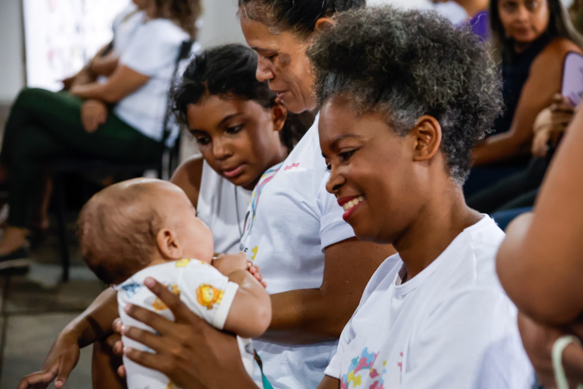 Mães e cuidadoras de pessoas com deficiência participam de cursos de qualificação profissional do projeto Mães mais que Especiais, promovendo inclusão e empoderamento.